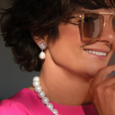 Posrebrzane kolczyki z ornamentem i szklaną perłą Majorka. BIAŁA ARYSTOKRACJA