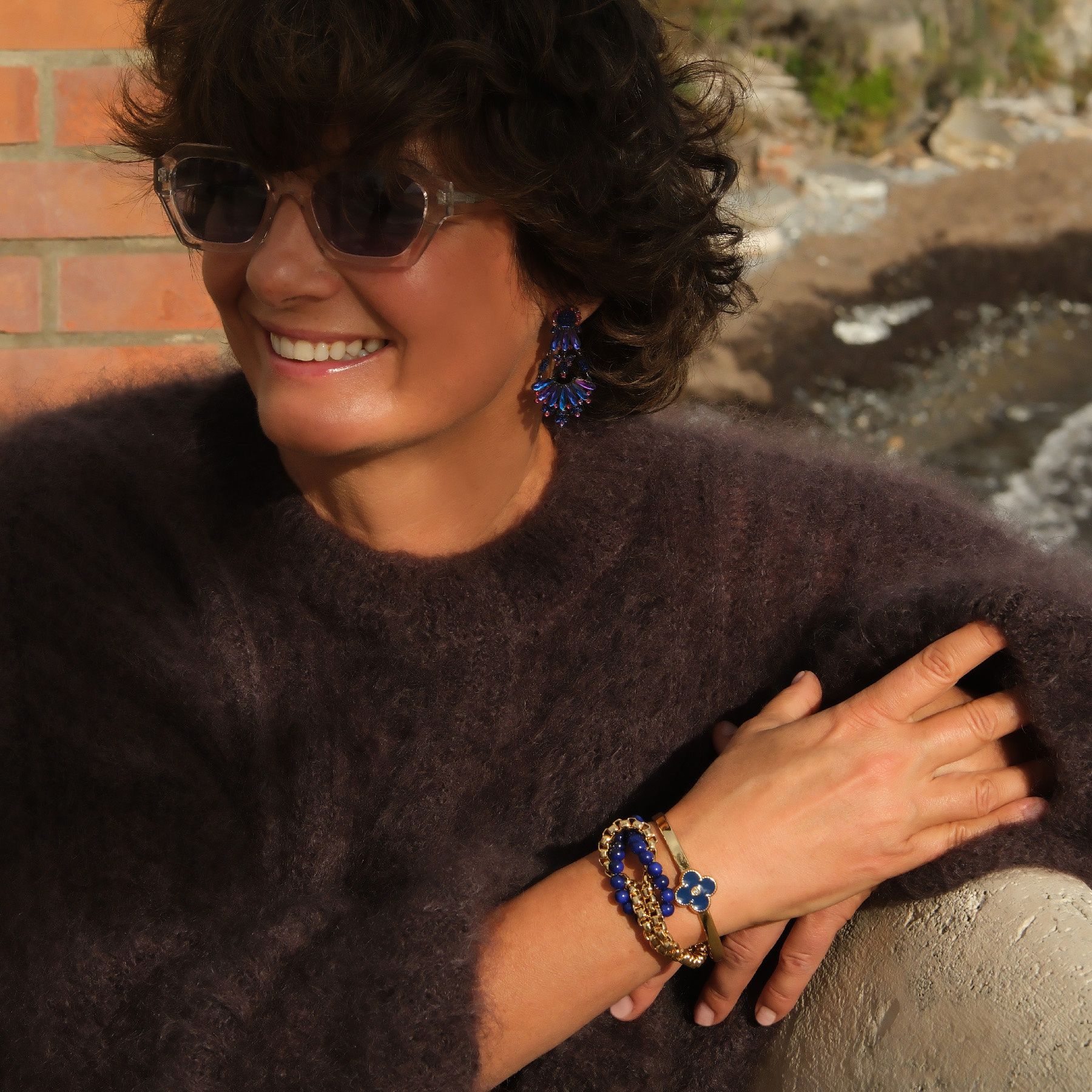 Kolczyki z motylem i płatkami z benzynowym połyskiem. CARNEVALE DI LUCE