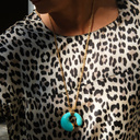 Pozłacany wisior z zawieszką pokrytą turkusową emalią. GRETA