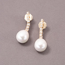 Pozłacane kolczyki ze szklanymi perłami i kryształkami. BLASK CISZY