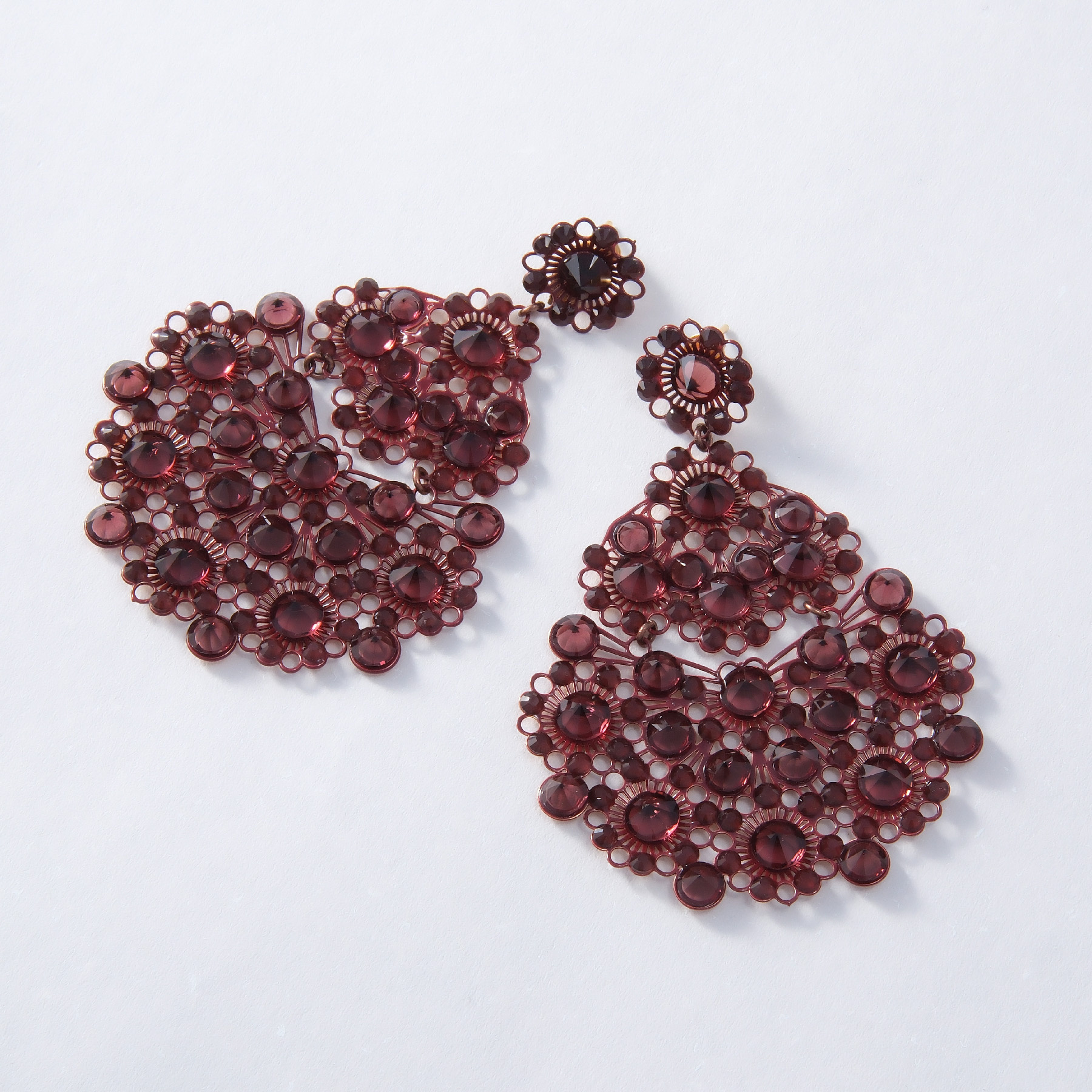 Kolczyki krople z kryształami w kolorze cabernet. POINT DE VENISE