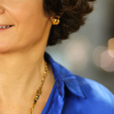 Kolczyki wkrętki z białą perłą i kulą ziemską. ZA HORYZONT