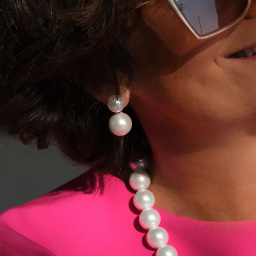 Pozłacane kolczyki z białymi szklanymi perłami Majorka. NOŚ PO SWOJEMU