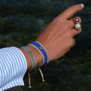 Pozłacany pierścionek z brązu z białą perłą i kulką. LUCE DI PERLA