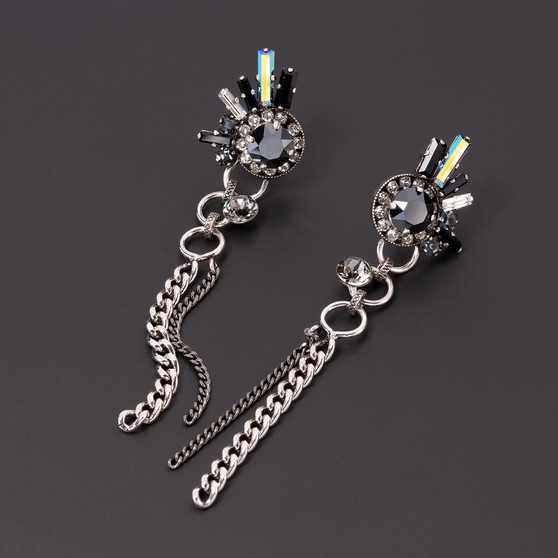 Posrebrzane kolczyki z białymi i czarnymi kryształami. NOC METEORÓW