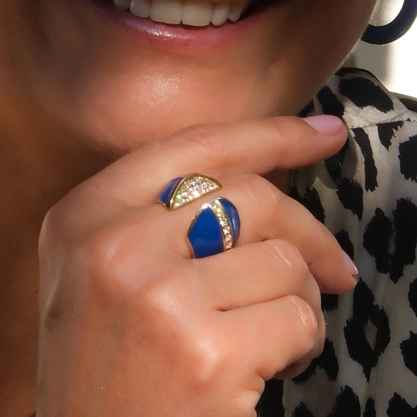 Otwarty pozłacany pierścień z  granatową emalią i cyrkoniami. EVA