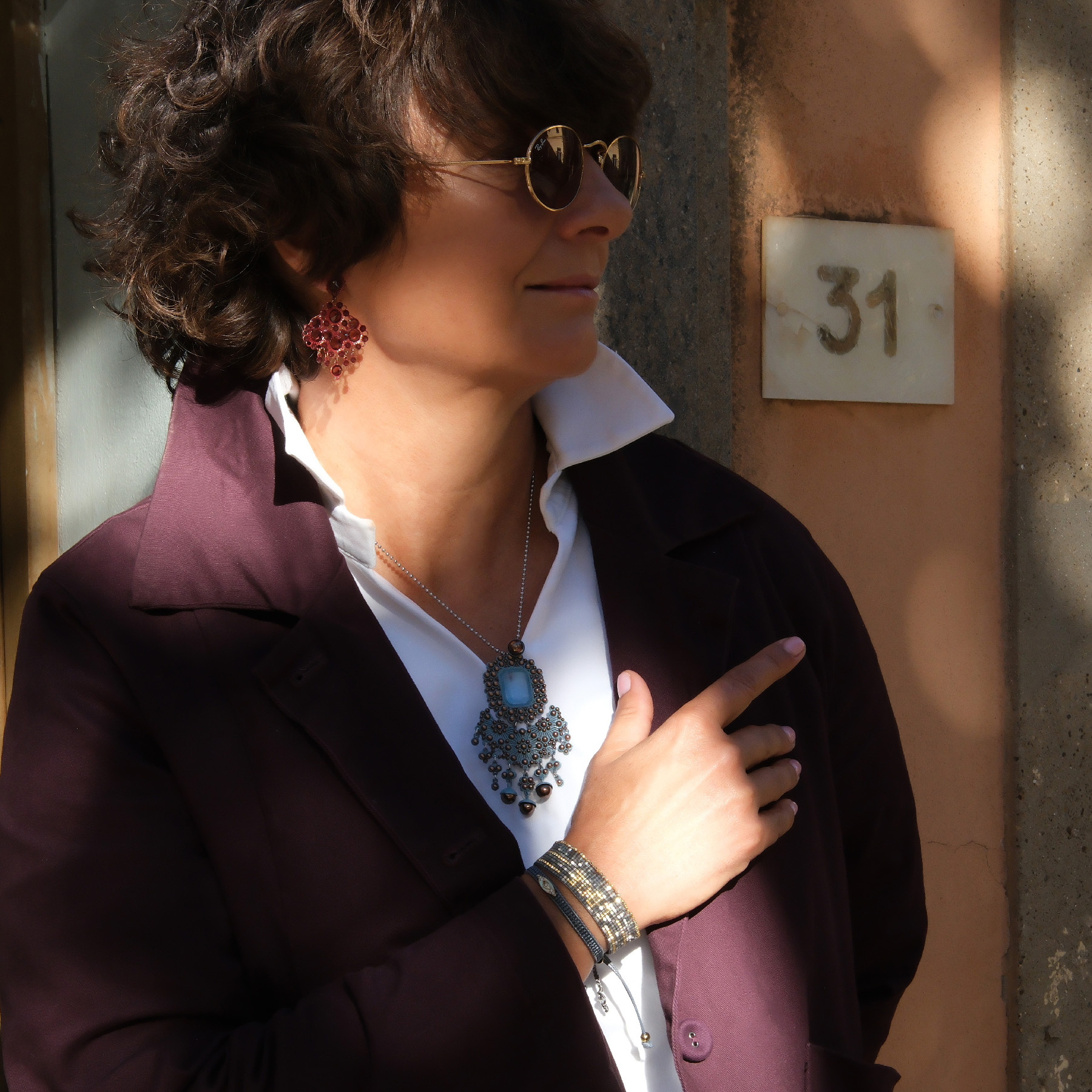 Kolczyki z motywem kwiatów z kryształami w tonie cabernet. LUCE DEL NORD