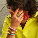 Kolczyki w kształcie różówych kwiatów na złoconym drucie. RAJSKA ŁĄKA