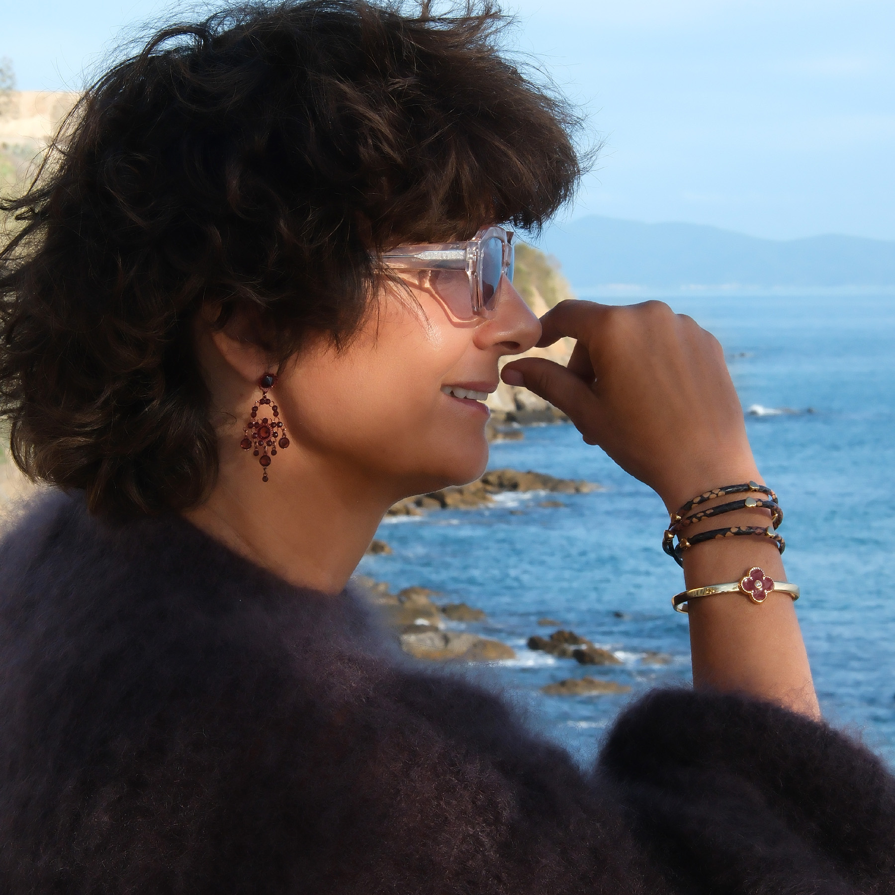 Kolczyki z rozetą i kwiatkiem z kryształami w kolorze cabernet. BUKIET AMARONE