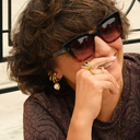 Pozłacana nausznica z perłą w oprawie z kryształków. Z WIZYTĄ U WENUS