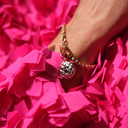 Złocona bransoletka z guzikiem z czarnym logo Chanel. MINIONE LATA