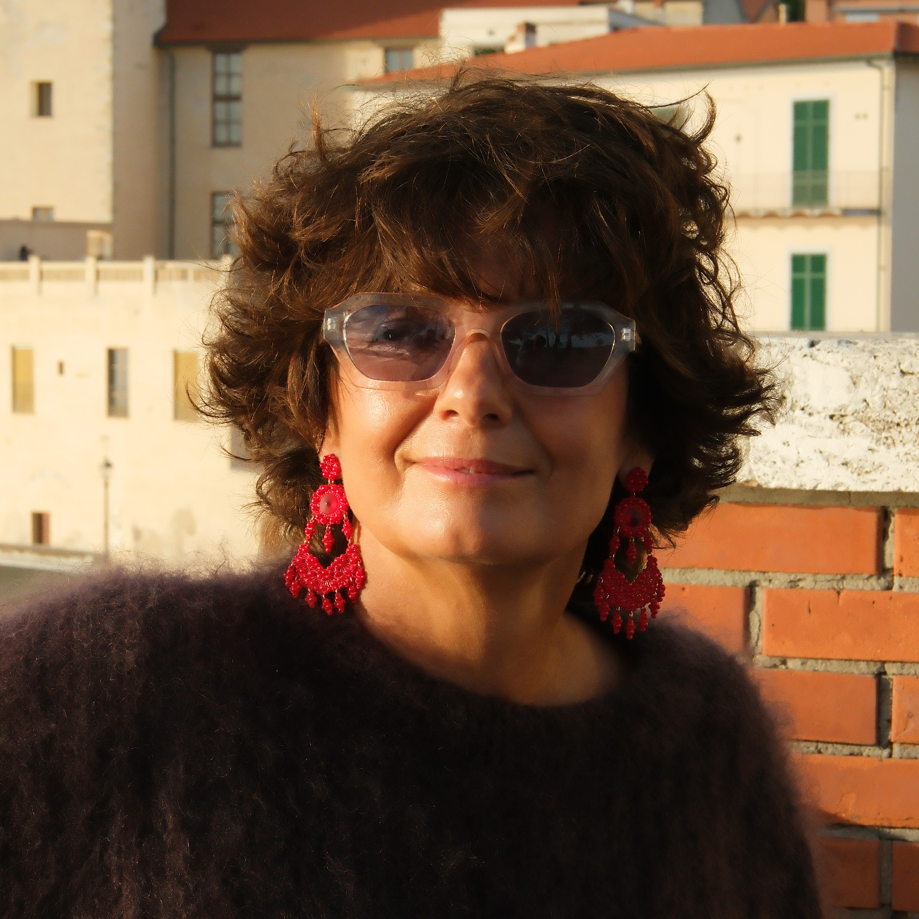 Kolczyki z motywem kwiatów i kryształem w czerwieni. FESTA ROSSA