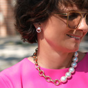 Pozłacane kolczyki ze szklaną perłą Majorka i ringiem. ILUMINACJA