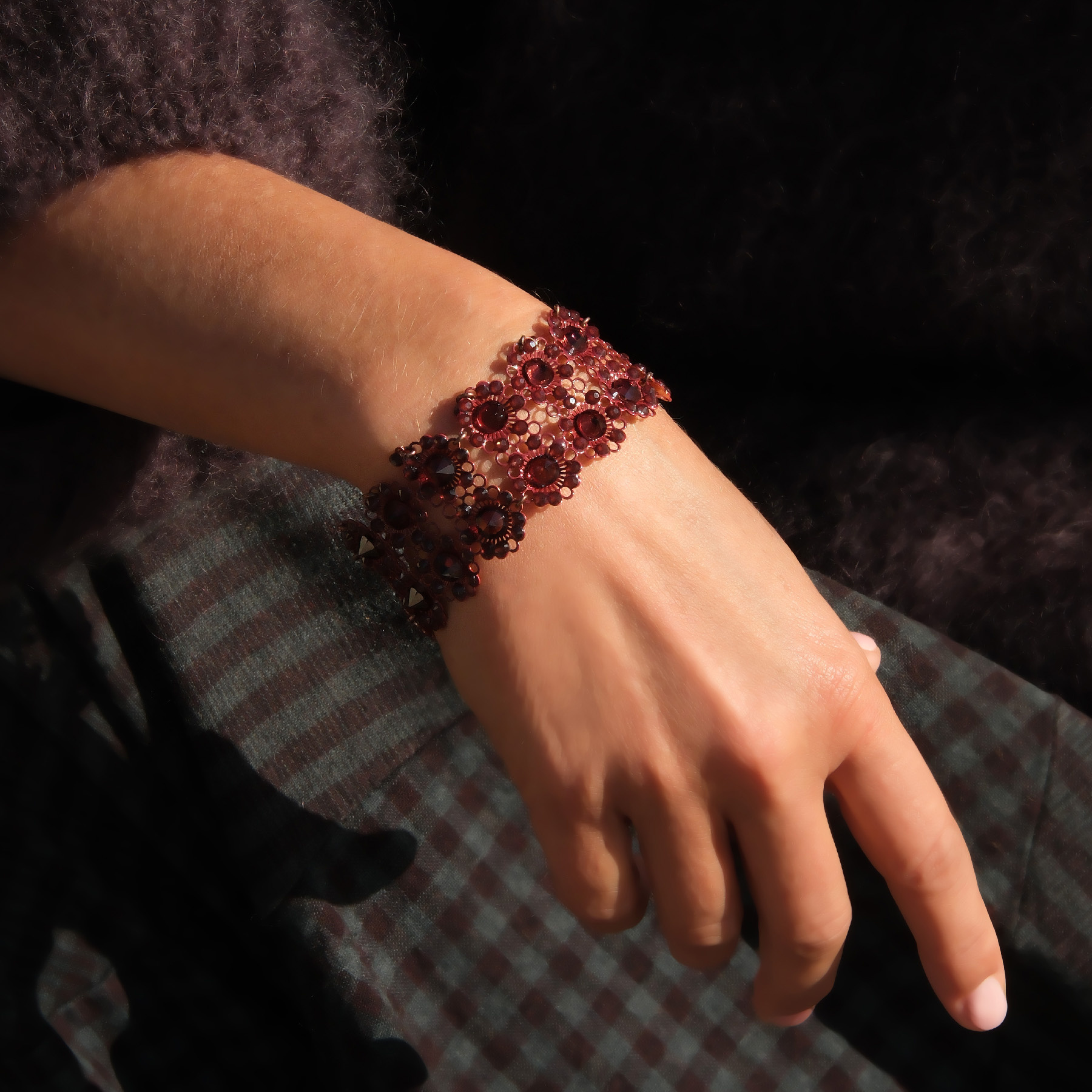 Złocona bransoletka z kwiatami w odcieniu cabernet. PIEŚŃ GONDOLIERÓW