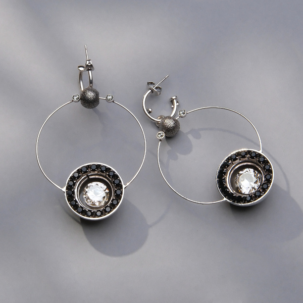 Małe srebrzone kolczyki z białym i czarnymi kryształami. AURORA KSIĘŻYCA