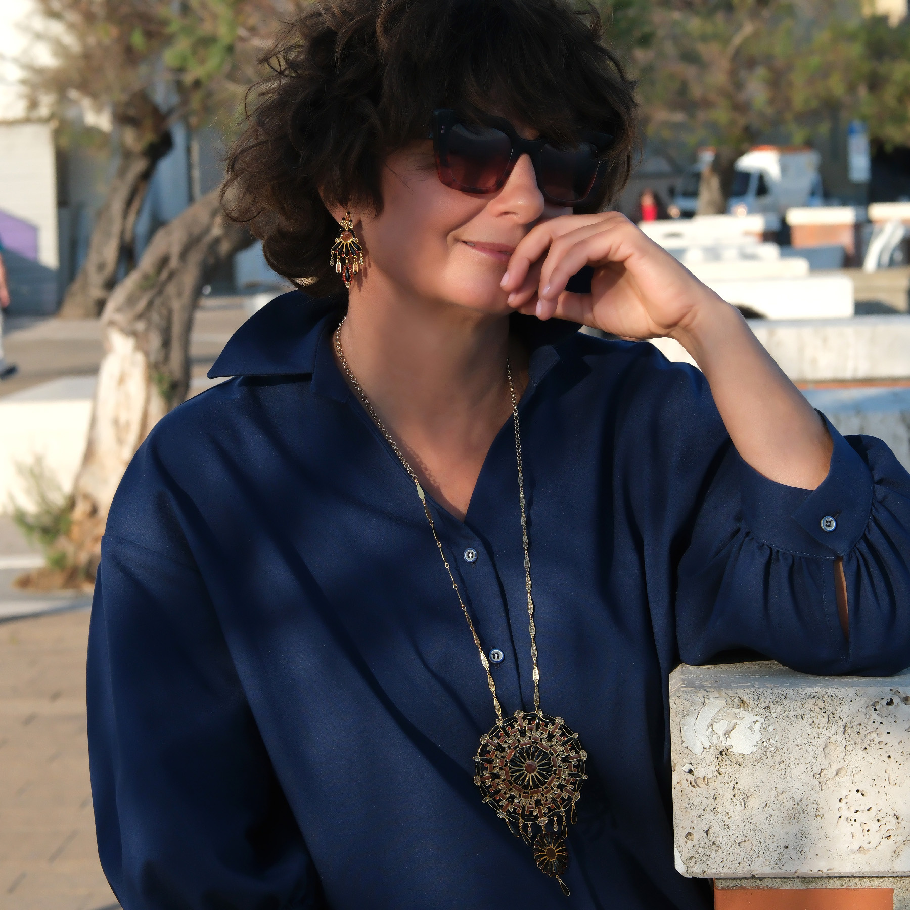 Naszyjnik z rozetą i kwiatem z kryształów i czarnych płatków . WITRAŻE MARZEŃ