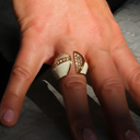 Otwarty pozłacany pierścień z białą emalią i cyrkoniami. UNO BIANCO