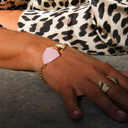 Otwarty pozłacany pierścień z białą emalią i cyrkoniami. UNO BIANCO