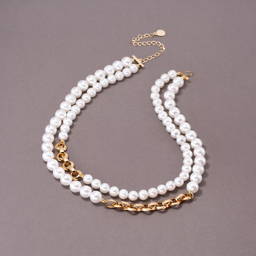 Dwurzędowy naszyjnik ze szklanych pereł Majorka i łańcucha. ZŁOTE ZGŁOSKI 