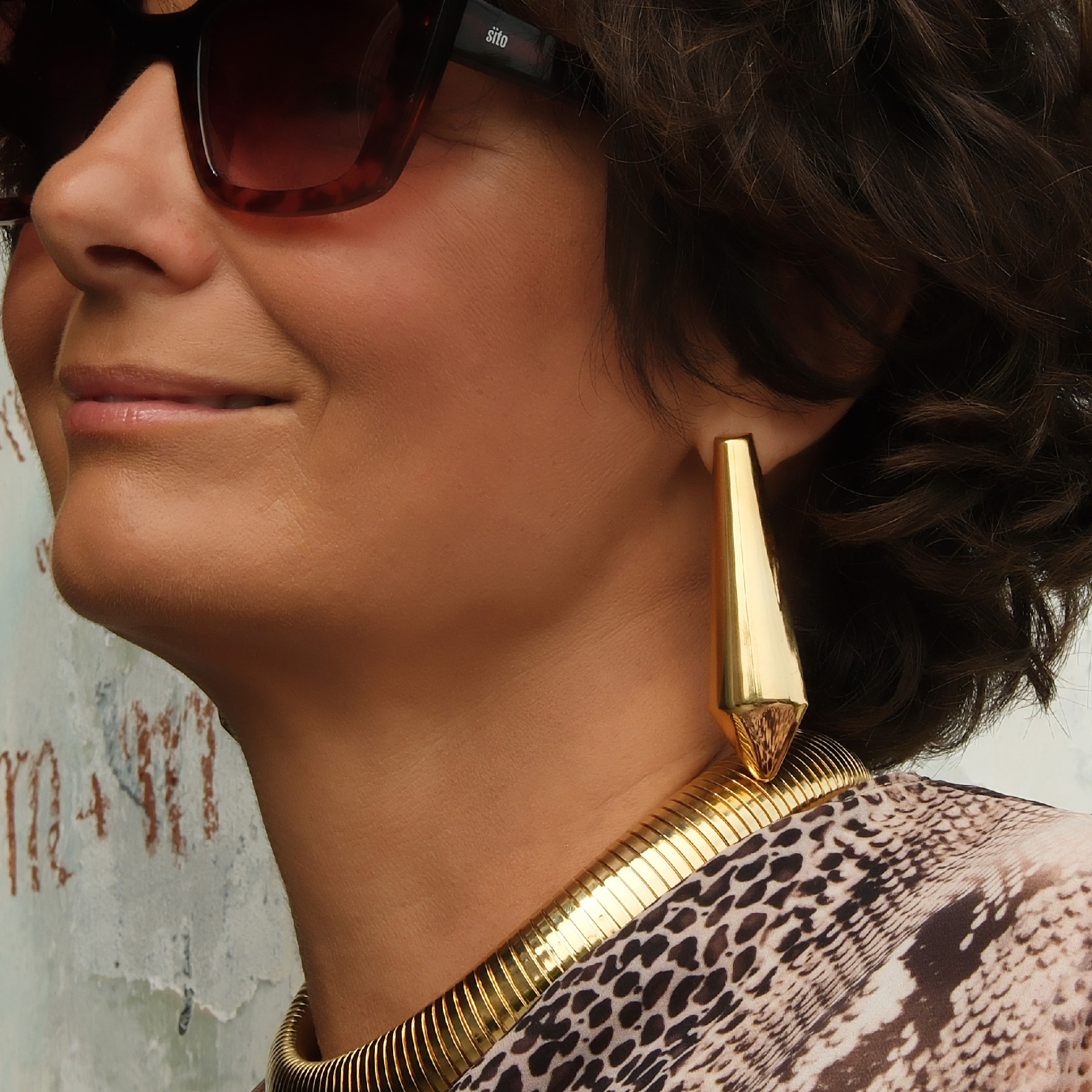 Pozłacane kolczyki wiszące w kształcie stożków. POWER DRESSING