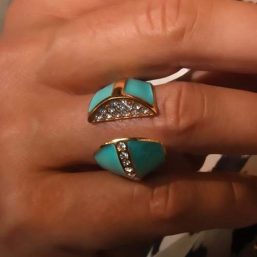 Otwarty pozłacany pierścień z błękitną emalią i cyrkoniami. CLARA