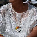 Pozłacany wisior z zawieszką z kolorowym tukanem. GŁOS TROPIKÓW