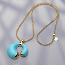 Pozłacany wisior z zawieszką pokrytą turkusową emalią. GRETA