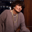 Pozłacane klipsy ze szklaną białą perłą Majorka. ŚWIATŁO GŁĘBIN