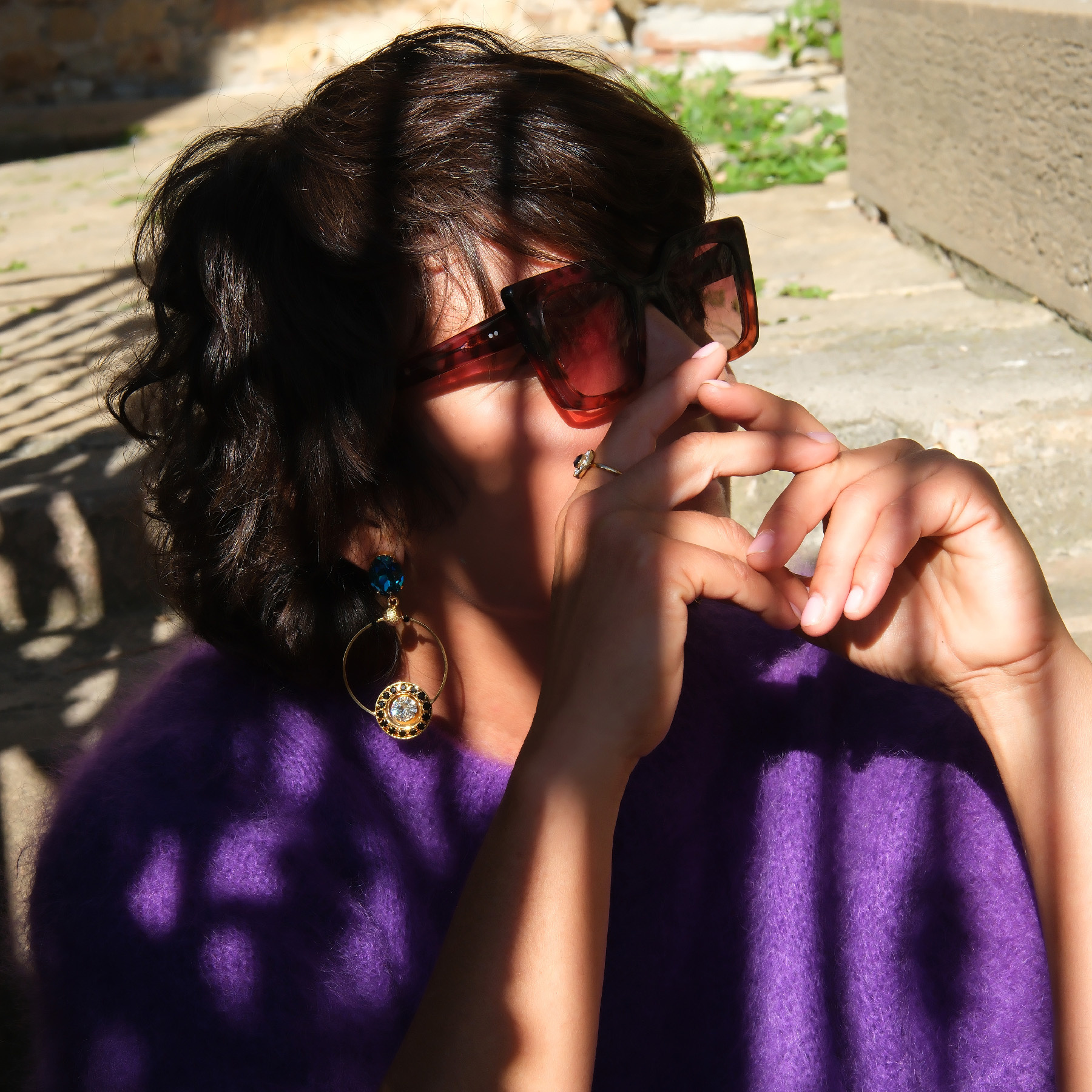 Złocone kolczyki z niiebieskim, białym i czanymi kryształami. DZIEWIĄTA PLANETA