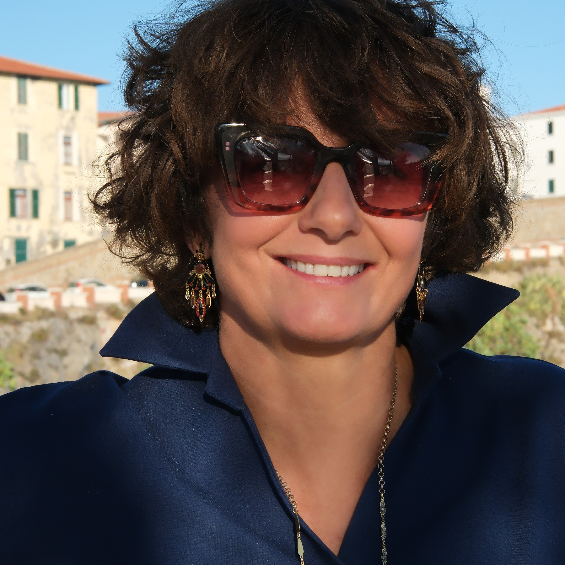 Kolczyki z czarnymi płatkami i kryształkami w tonie cabernet. KOCHA LUBI SZANUJE