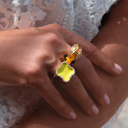 Pozłacany pierścień z pszczołą pokrytą emalią z cyrkoniami. MOJA MAJA