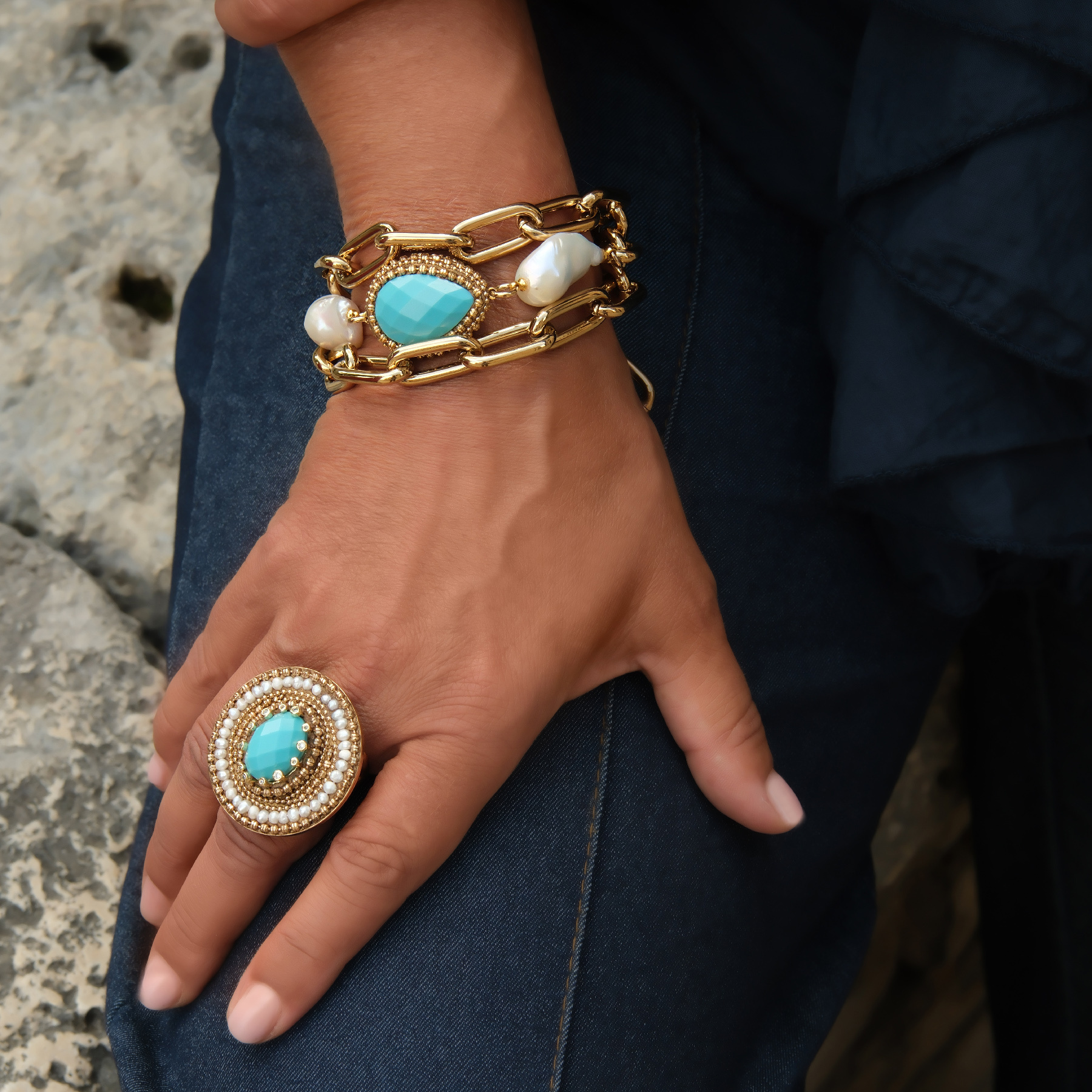 Pozłacany pierścień z błękitnym oczkiem i perełkami. KASIA