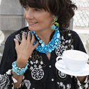 Wiiszące kolczyki z motywem liści i kwiatów z kamieni. SPOKÓJ