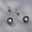 Małe srebrzone kolczyki z białym i czarnymi kryształami. AURORA KSIĘŻYCA