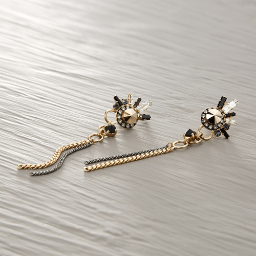 Złocone i srebrzone kolczyki z białymi i czarnymi kryształami. COMETE DE LUMIERE