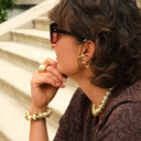 Pozłacany pierścionek z perłą w oprawie z kryształków. ŚWIEĆ JAK SYRIUS