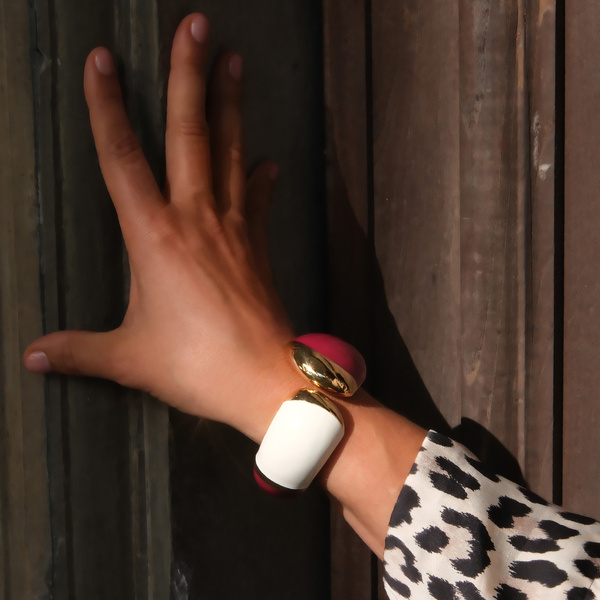 Złocona bransoletka pokryta białą i różową emalią. ISABELLA