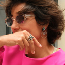 Posrebrzany pierścionek w formie kwiatu z kryształami. GWIAZDA CIEMNOŚCI