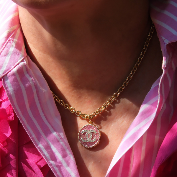 Złocony naszyjnik z małym różowym guzikiem. BELLE EPOQUE