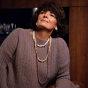 Pozłacane klipsy ze szklaną białą perłą Majorka. ŚWIATŁO GŁĘBIN