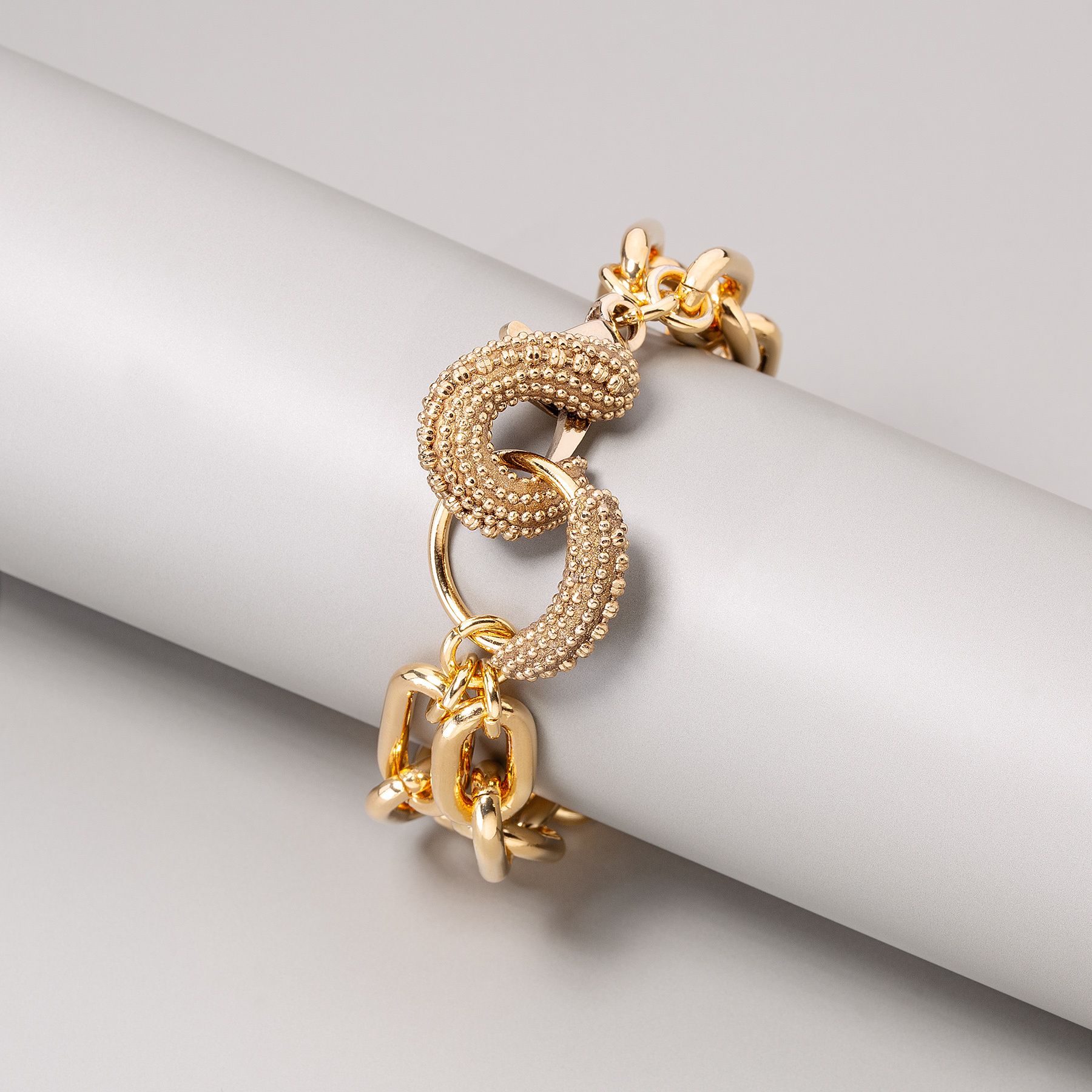 Pozłacana bransoletka z ogniw z ozdobnym zapięciem. FOLIGNO