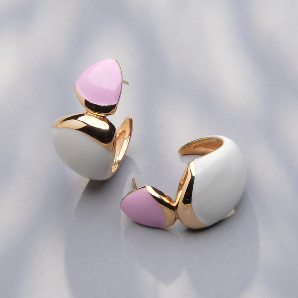 Pozłacane kolczyki haczyki emaliowane na biało i różowo. ELVIRA