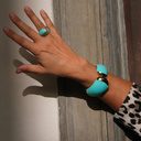 Złocona bransoletka pokryta białą i turkusową emalią. ADRIANA