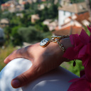 Złocona bransoletka z guzikiem z czarnym logo Chanel. MINIONE LATA