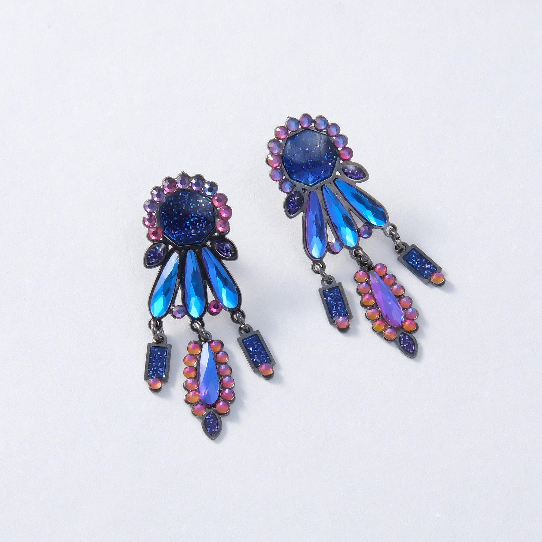 Kolczyki z kryształów i płatków z benzynowym połyskiem. FIAMMA DELLA DONNA