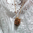 Pozłacany wisior z zawieszką z głową jaguara i cyrkoniami. ZEW DŻUNGLI