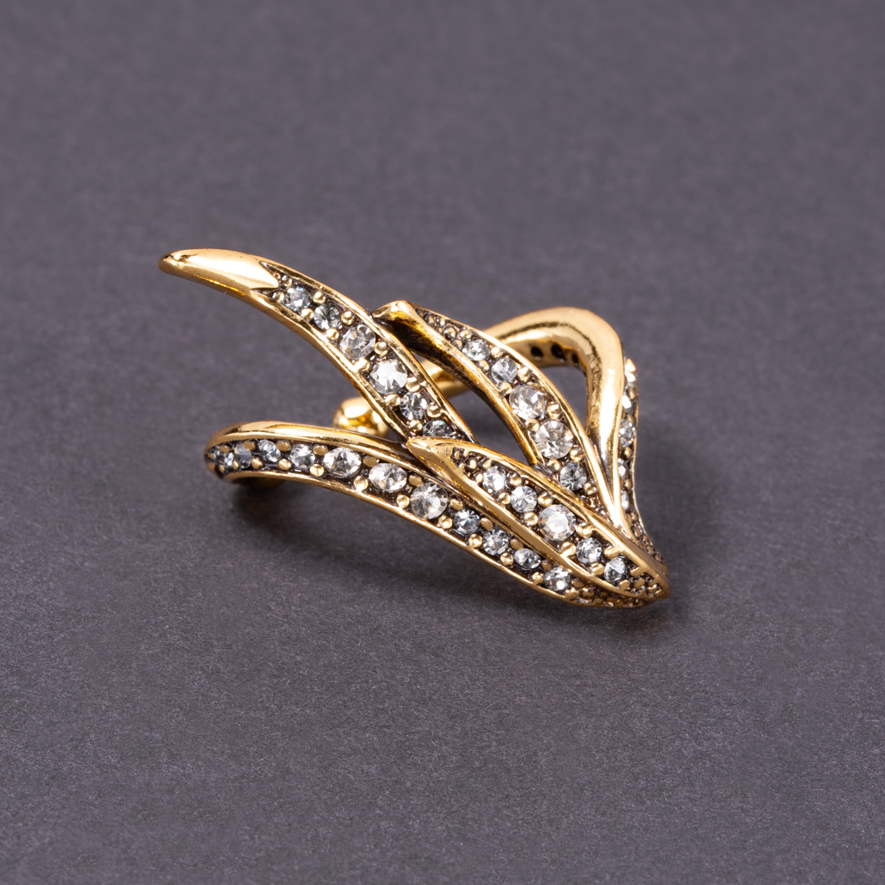 Lewa pozłacana nausznica w formie piór z kryształami. TWÓJ SHOWTIME