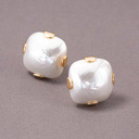 Pozłacane klipsy ze szklaną białą perłą Majorka. ŚWIATŁO GŁĘBIN