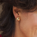 Kolczyki wkrętki z białą perłą i kulą ziemską. ZA HORYZONT