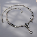 Srebrzony naszyjnik z białymi i niebieskimi kryształkami. CHARME Z CHARYZMĄ